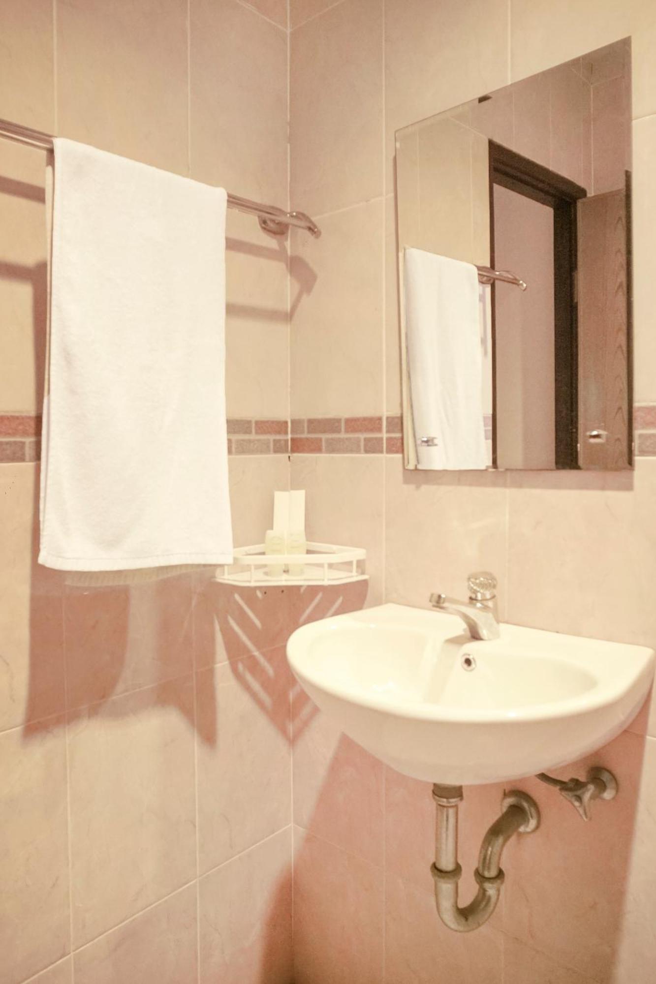 Capital O 142 Hotel Al Furqon Syariah Palembang Extérieur photo