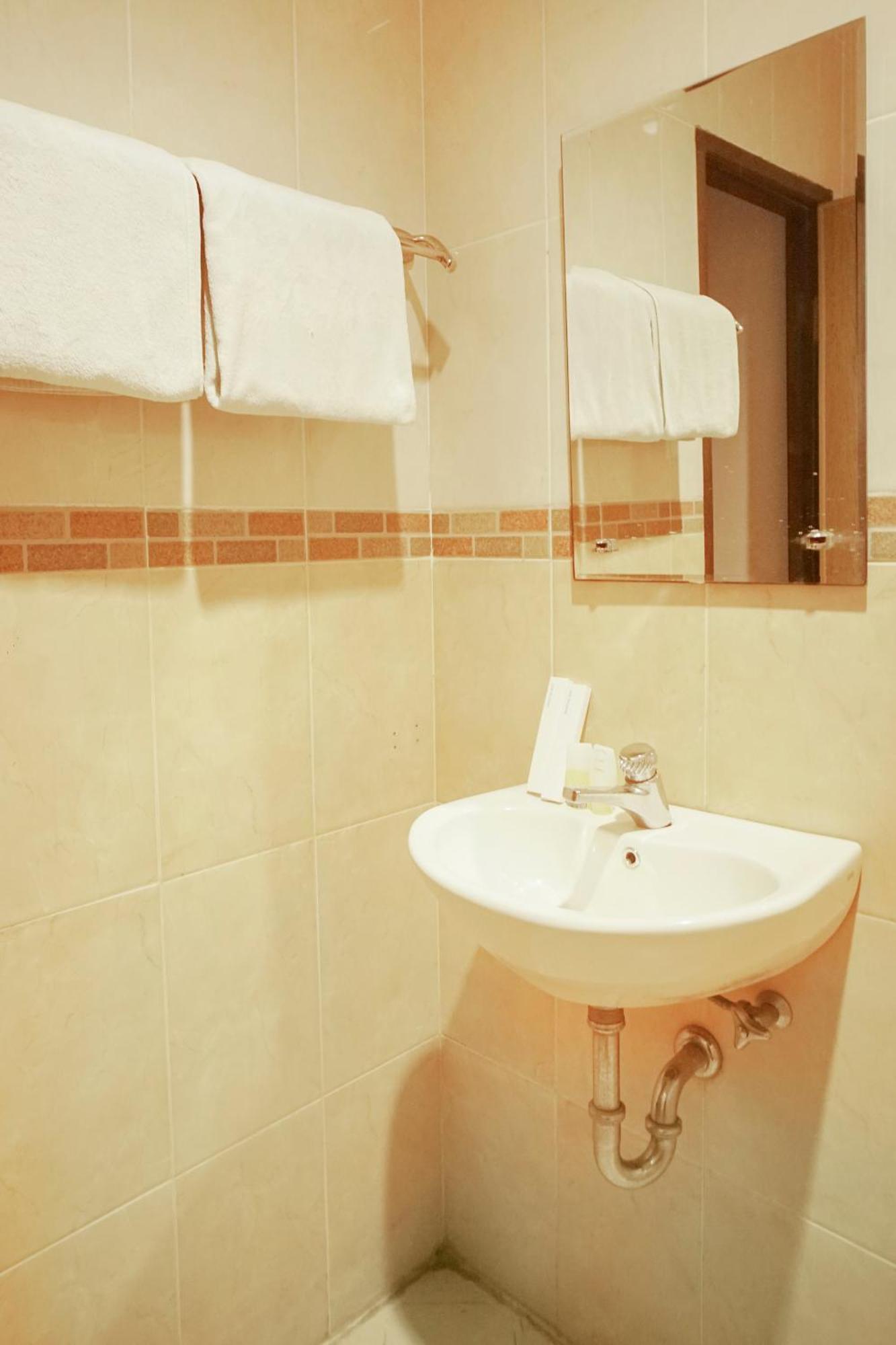 Capital O 142 Hotel Al Furqon Syariah Palembang Extérieur photo